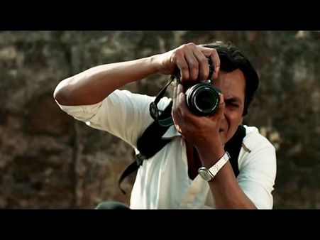 পড়ন্ত বিকেলের প্রেমের আমেজে কোন গল্প বলছে 'ফটোগ্রাফ'! নওয়াজের ছবি কী বার্তা দিচ্ছে