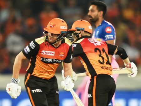 ফের ওয়ার্নার ঝড়, নিজেদের দুর্গ অক্ষত রাখল সানরাইজার্স! বৃথা গেল স্য়ামসনের শতরান