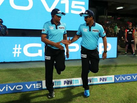 নিষ্ফলাই রোহিত-বিরাটের ক্ষোভ, জঘন্য ভুল করেও ম্য়াচ খেলিয়ে যাবেন রবি-নন্দন