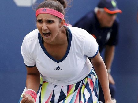 কোর্টে ফিরতে মরিয়া, হাতে উঠল র‌্যাকেটও! কী ভাবে তৈরি হচ্ছেন সানিয়া, দেখুন ভিডিও