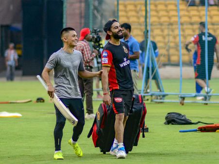 সুনীল পেরেছেন, পারবেন কি বিরাট - আরসিবি শিবিরে ফুটবল-ক্রিকেট মিশে একাকার! দেখুন ভিডিও