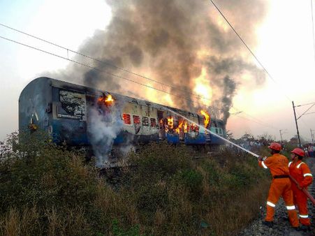 গভীররাতে আগুনের গ্রাসে ট্রেন, জোর বাঁচলেন টাটানগরমুখী ট্রেনের কয়েক হাজার যাত্রী