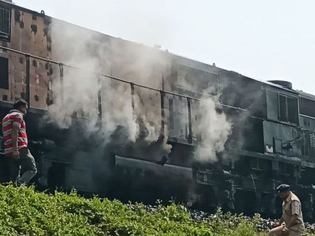 ইঞ্জিন থেকে গলগল করে বের হচ্ছে ধোঁয়া! চণ্ডীগড়-ডিব্রুগড় এক্সপ্রেসে আতঙ্ক