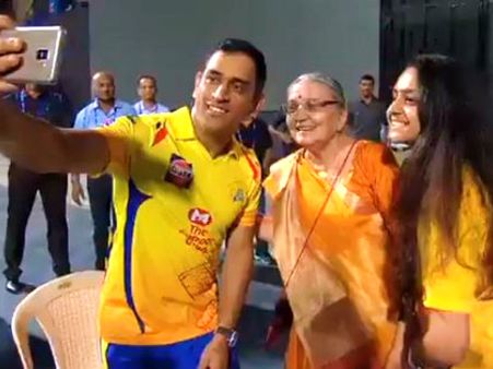 হেরেও জিতে গেলেন ধোনি! হৃদয়স্পর্শী ব্যবহারে হলেন বাজিগর, দেখুন সেই ঘটনার ভিডিও