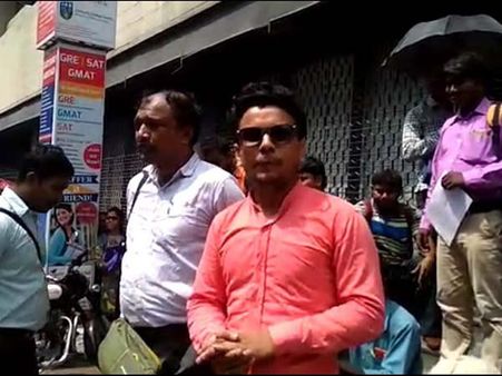 শিক্ষিক-শিক্ষিকাদের রাস্তায় ফেলে প্রহার, লোকসভা ভোটের আগে অমানবিক ছবি কলকাতায়