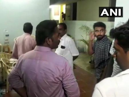 নির্বাচনের ৪৮ ঘণ্টা আগে তামিলনাড়ুতে ডিএমকে নেত্রী কানিমোঝির বাড়িতে আয়কর হানা