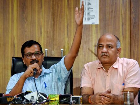 ভোটের মধ্যেই কেজরিওয়ালের বিরুদ্ধে কোর্টের পরোয়ানা, অস্বস্তিতে আপ