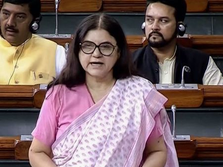 মুসলিমদের নিয়ে মন্তব্য! মানেকাকে নোটিশ নির্বাচন কমিশনের