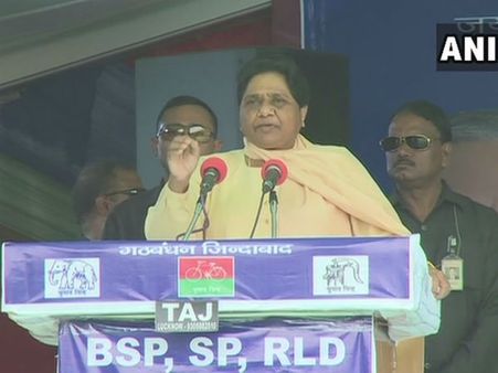 একমঞ্চে মায়া-মুলায়ম, মোদী নন, আসল পিছিয়ে পড়া শ্রেণির নেতা হলেন মুলায়ম, দাবি মায়াবতীর