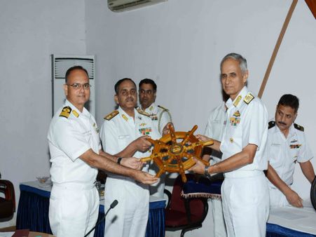 মোদীর 'পছন্দ'! তাই 'সিনিয়র'কে টপকে নৌবাহিনীর প্রধান 'জুনিয়র'ই