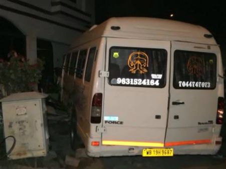 নিউটাউনে দেওয়াল ভেঙে বাড়িতে ঢুকে পড়ল গাড়ি, আহত ৪