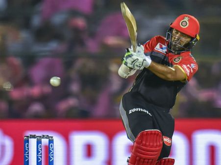 শুরুতেই পার্থিবকে হারিয়ে চাপে আরসিবি, ক্রিজে বিরাট-এবি