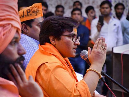 'গোমূত্র আমার ক্যানসার সারিয়ে দিয়েছে', বিজেপি প্রার্থী সাধ্বী প্রজ্ঞা ফের শিরোনামে