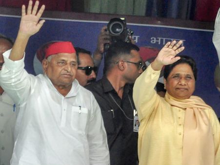 ২৪ বছর পরে  কাছাকাছি এলেন মায়াবতী-মুলায়ম; কী হয়েছিল লখনৌয়ের সেই রাতটিতে?