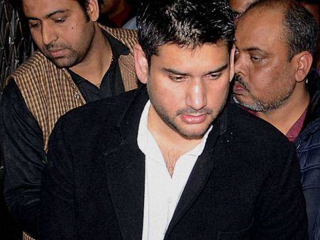 ভিডিও কল-এ রোহিতের স্ত্রী দেখে ফেলেন 'তৃতীয়' মহিলাকে! মৃত্যু রহস্য ঘিরে চাঞ্চল্যকর তথ্য প্রকাশ্যে