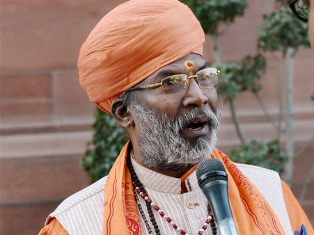 গণধর্ষণে অভিযুক্ত নেতাকে জেলে গিয়ে ধন্যবাদ জানিয়ে এলেন বিজেপি সাংসদ সাক্ষী মহারাজ