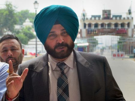 মোদীজি দেশপ্রেমের পাঠ নিন সোনিয়াজির কাছে, এবার সিধু দিলেন ‘প্রয়োজনীয় পরামর্শ’