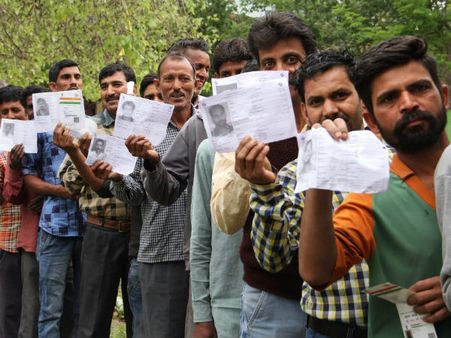 ফোন কানে ভোট দিচ্ছেন পার্টির সুপ্রিমো, চটজলদি ব্যবস্থা নিল নির্বাচন কমিশন