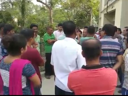 রাতে হাতে অপারেশন, সকালে মৃত্যু! চিকিৎসায় গাফিলতির অভিযোগে জাতীয় সড়ক অবরোধ