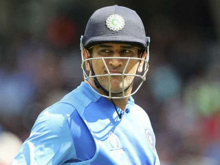 ডিপ ফাইন লেগে ফিল্ডিংয়ে ধোনি, দর্শকদের মধ্যে উচ্ছ্বাস