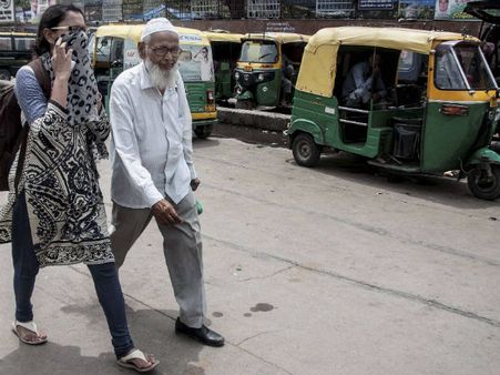 বাগুইআটি উল্টোডাঙ্গা রুটের অটো বন্ধ থাকায় নাকাল যাত্রীরা