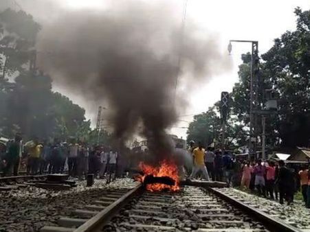 অবরোধ-ভাঙচুরে রণক্ষেত্র বারাসতে খুনে অভিযুক্ত রেল পুলিশ