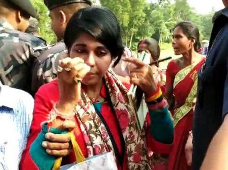 দুপুরে ভারতীর গাড়ি আটকে রেখে বোমাবাজি, ধর্মা মোড়ে বিজেপি প্রার্থীর পথ রুখল পুলিশ