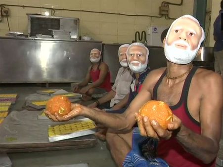 জেতার আগেই মিষ্টি বানাতে বসে গেলেন মোদীর মুখোশধারী ময়রারা