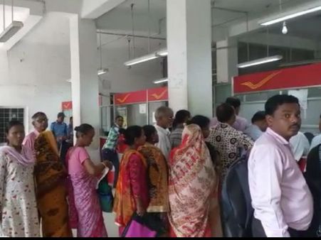 বড় ডাকঘরে পরিষেবা তলানিতে, এজেন্টদের সঙ্গে গ্রাহকরাও সামিল অবস্থান-বিক্ষোভে