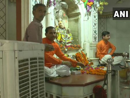 'ভগবানেরও গরম লাগে'! মন্দিরে মূর্তির সামনে 'কুলার' এনে কোন কাণ্ড ঘটল