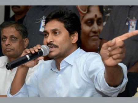 ঝড়-জলের সকালে শপথ নিলেন অন্ধ্রের নতুন মুখ্যমন্ত্রী জগন্মোহন