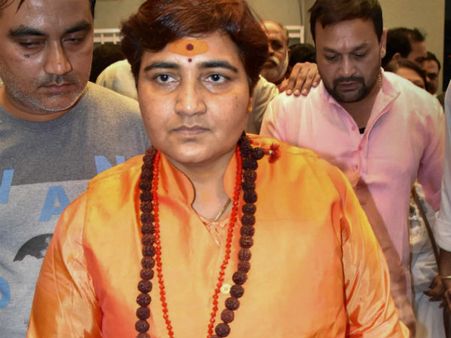 নিষেধাজ্ঞার মধ্যেই প্রচার, সাধ্বী প্রজ্ঞাকে ফের নোটিশ নির্বাচন কমিশনের