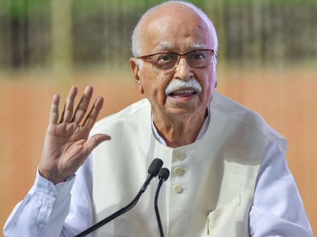 বিজেপির বিরাট জয়ের পর নীরবতা ভাঙলেন আডবাণী! মোদী-শাহকে দিলেন বিশেষ বার্তা