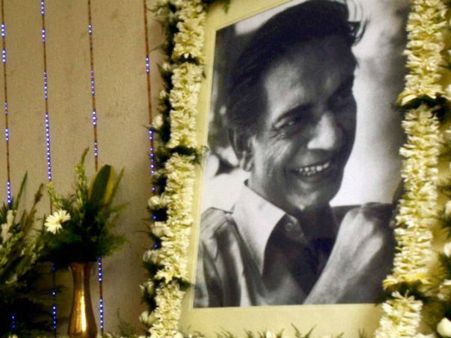 আজ সত্যজিৎ রায়ের ৯৮তম জন্মবার্ষিকী: আজকের উত্তাল দিনগুলিকে কীভাবে দেখতেন তিনি?   