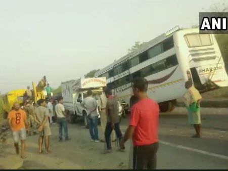 হাজারিবাগে বাসের সঙ্গে ট্রাকের মুখোমুখি সংঘর্ষ, মৃত ১১, জখম ২৫