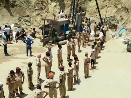 ৯০ ঘণ্টা অতিক্রান্ত, ১৫০ ফুট গভীর কূপে এখনও আটকে ২ বছরের শিশু