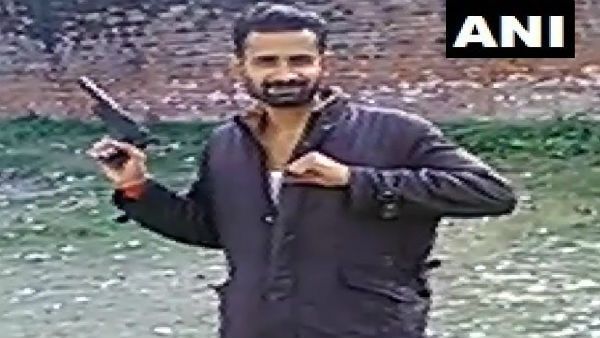 যোগীর রাজ্যে জেলের মধ্যেই অস্ত্র হাতে বন্দির আস্ফালন, প্রশাসনকে চ্যালেঞ্জ