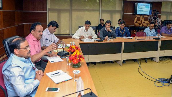 বিস্কুট, কুকিজ নয়, স্বাস্থ্য মন্ত্রকের বৈঠকে এবার থেকে দেওয়া হবে খেজুর, বাদাম