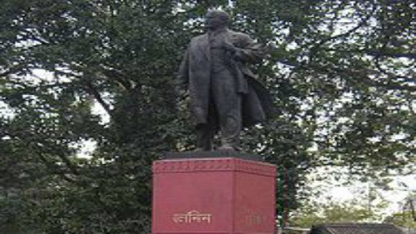 লেনিনের মূর্তি ভাঙার চেষ্টা, লেপে দেওয়া হল লাল রঙ! অভিযুক্ত বিজেপি