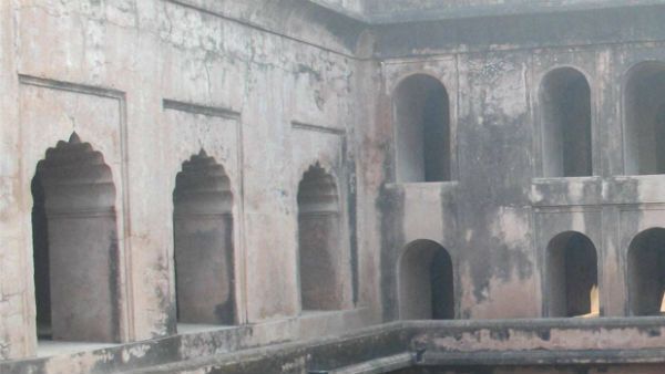 লখনউ ইমামবাড়াতে ছোট স্কার্ট পরে ঢোকা নিষিদ্ধ,নয়া নির্দেশিকা জারি! ঢোকার মুখে গার্ডদের নজরদারি চলবে