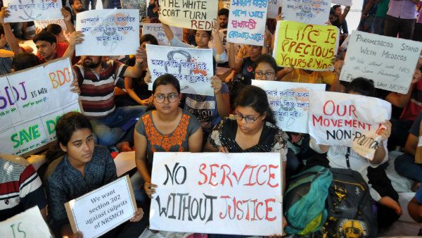 জনগণকে বিভ্রান্ত করতে চাইছেন মুখ্যমন্ত্রী! কড়া প্রতিক্রিয়া জুনিয়র চিকিৎসকদের