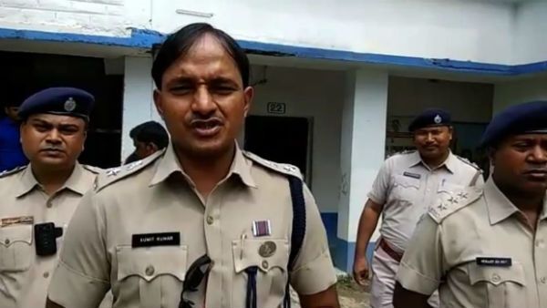 ছাত্রছাত্রীদের ইংরেজিতে কথা বলা শেখাতে ক্লাস নিচ্ছেন জেলা পুলিস সুপার