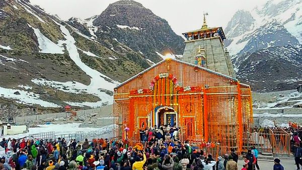 প্রবল শীত, চরম আবহাওয়াকে হার মানিয়ে তুষারে ঢাকা কেদারনাথে হাজির পুন্যার্থীরা