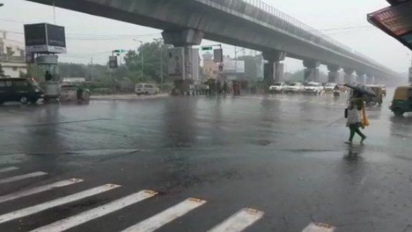 ভর দুপুরেই সন্ধ্যা নামল শহরে, জ্বলে উঠল গাড়ির আলো! দমকা হাওয়ার সঙ্গে প্রবল বৃষ্টিতে ভিজল শহর