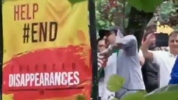 পাক সেনাপ্রধানের উপস্থিতিতেই লর্ডসের বাইরে স্বাধীন বালোচের দাবি, পোস্টার ছিঁড়ে প্রতিবাদ