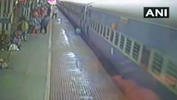 ট্রেন থেকে পড়েও আশ্চর্যজনকভাবে রক্ষা কলকাতার যাত্রীর! দেখুন ভাইরাল ভিডিও