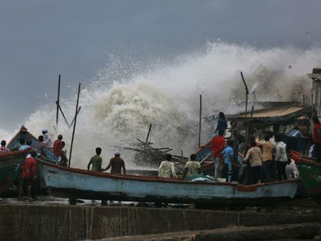 বায়ুতে ফুঁসছে সমুদ্র, ২০ ফুট উঁচু দানবীয় ঢেউয়ের সামনে অকুতোভয় উদ্ধারকারী দল