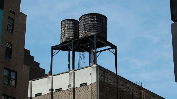 প্রতিবেশীর উপরে বিষম খেপে গিয়ে আবাসনের জলের ট্যাঙ্কে মল, মূত্র ত্যাগ করতে শুরু করলেন ভদ্রলোক, তারপর.