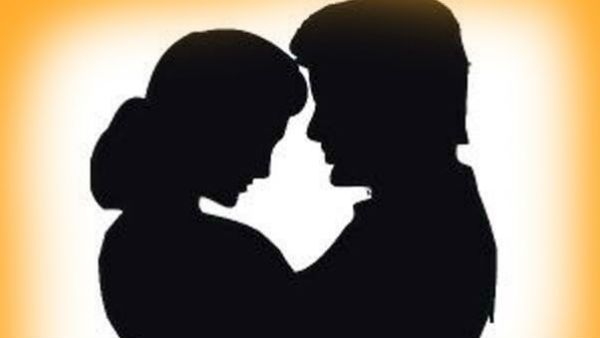 ঘরের কোণে উঁকি দিয়েই দেখেন স্ত্রী-র সঙ্গে অন্তরঙ্গ পরপুরুষ! তারপরের ঘটনায় শিউড়ে উঠবেন