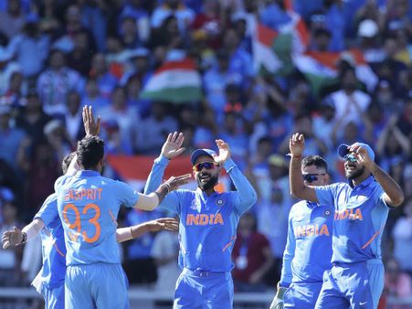 বিশ্বকাপ চলাকালীন বোর্ডের নিয়ম ঢেঙে স্ত্রীকে সঙ্গে রেখে বিতর্কে ভারতীয় সিনিয়র ক্রিকেটার